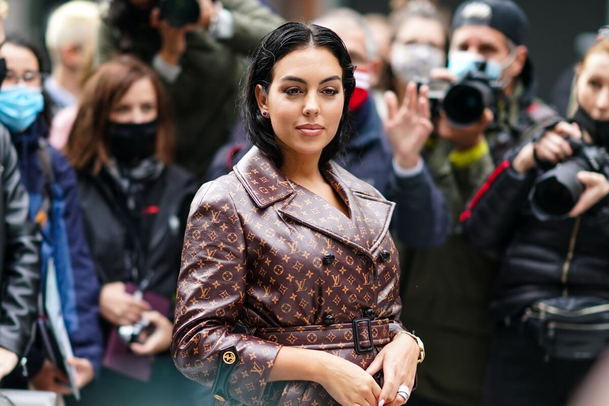 Georgina Rodríguez deslumbró en Cannes con un vestido plateado diseñado por  Ali Karoui | Vía Libre